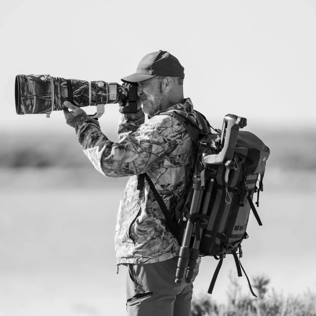 Photo en Noir et blanc d'un photographe en tenue de camouflage