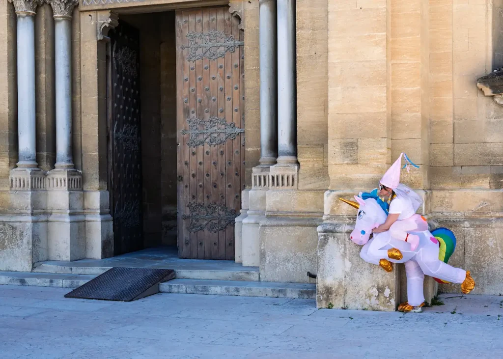 Une femme en costume gonflable de licorne arc-en-ciel