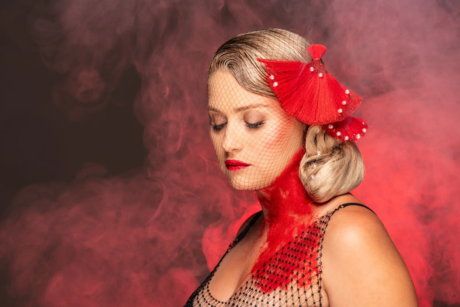 portrait vintage avec coiffure années 1940, voilette et accessoire rouge